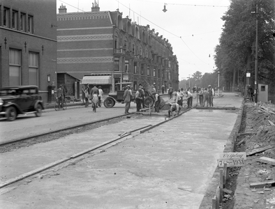 41936 Afbeelding van de bestratingswerkzaamheden in de Catharijnesingel te Utrecht, ter hoogte van de Pasteurstraat: ...